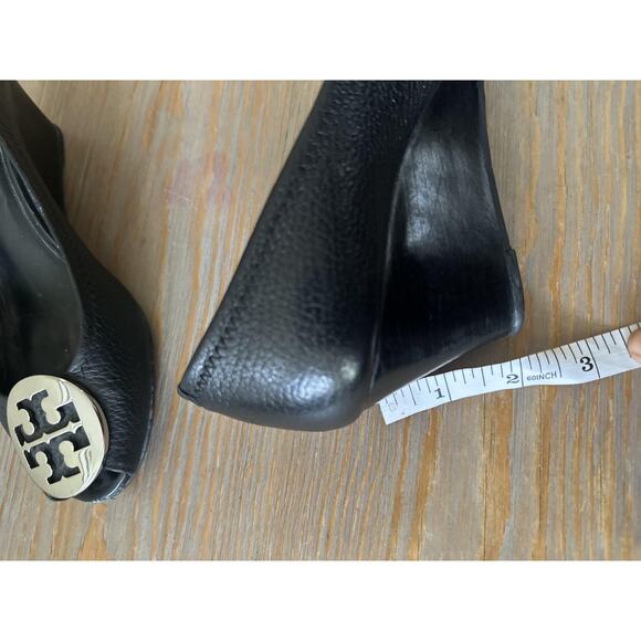 Tory Burch Wedge Shoes Womens 6 Black Pebbled Leather Peep Toe Logo Medallion - Picture 8 of 10